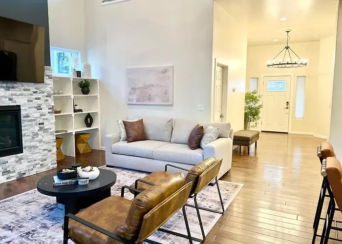 Quiet Luxury Near Dtown, Nau & Snowball