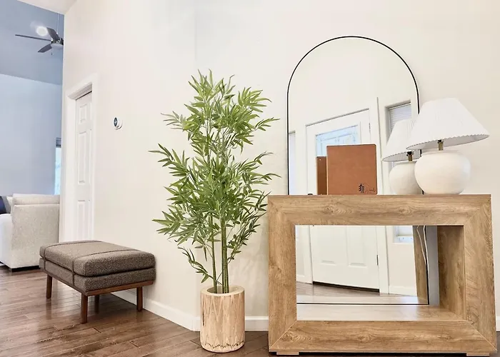 Quiet Luxury Near Dtown, Nau & Snowball *