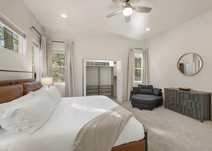 Villa Quiet Luxury Near Dtown, Nau & Snowball *
