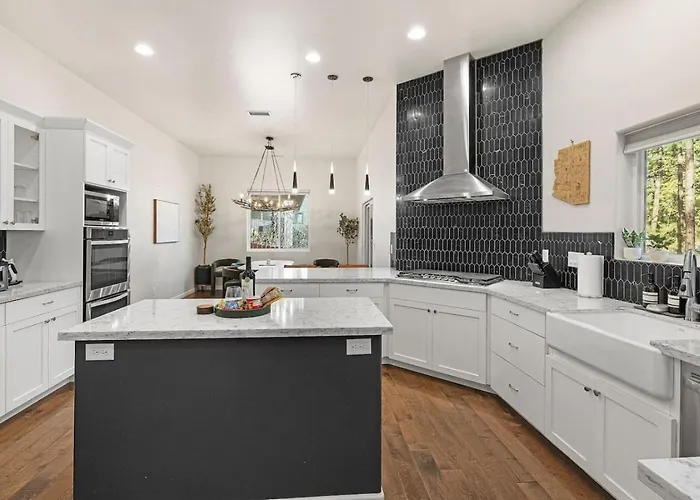 Quiet Luxury Near Dtown, Nau & Snowball Villa *