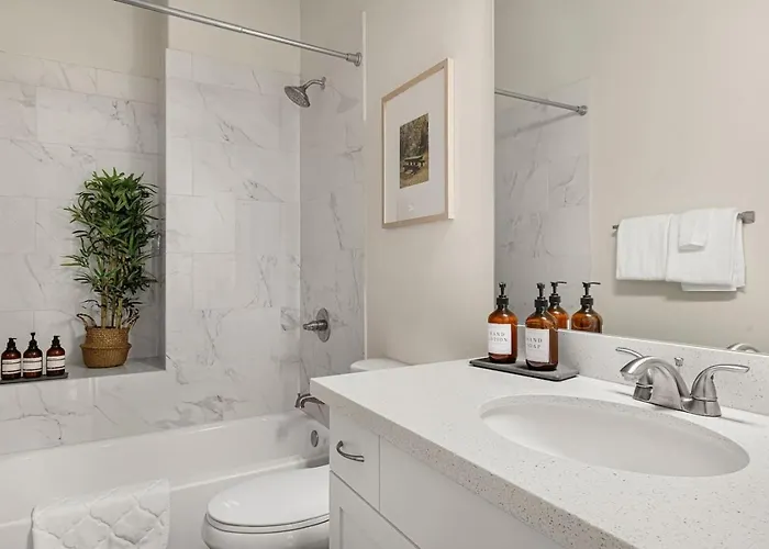 Quiet Luxury Near Dtown, Nau & Snowball Villa *