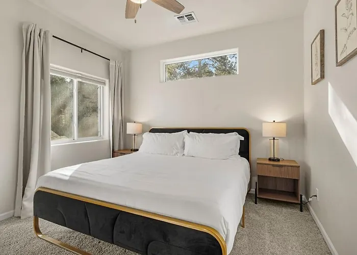 Quiet Luxury Near Dtown, Nau & Snowball *
