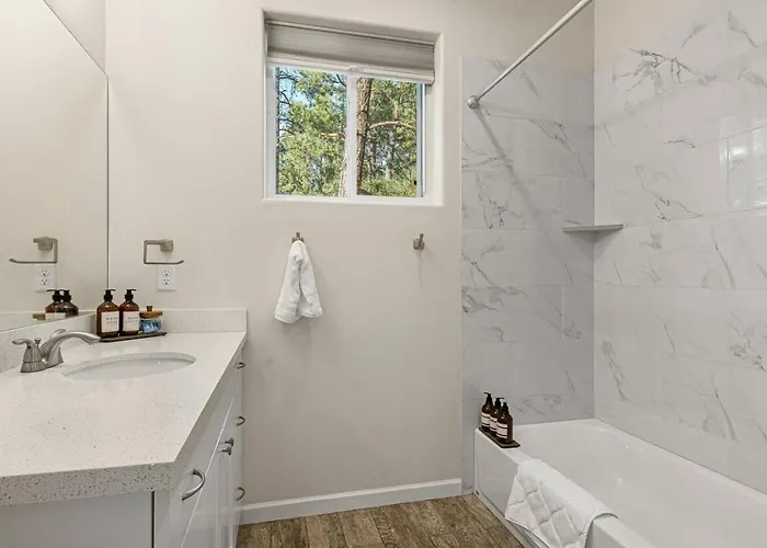 Quiet Luxury Near Dtown, Nau & Snowball