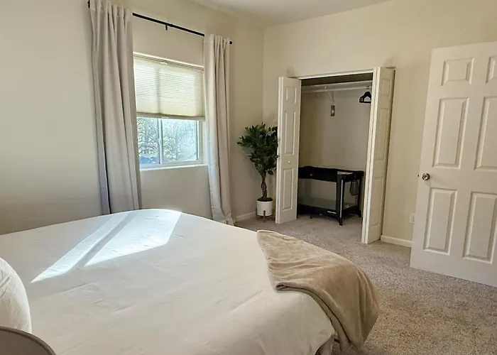 Villa Quiet Luxury Near Dtown, Nau & Snowball *