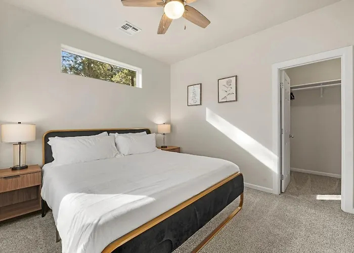 Quiet Luxury Near Dtown, Nau & Snowball *