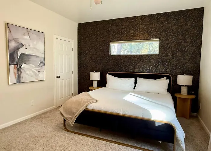 Villa Quiet Luxury Near Dtown, Nau & Snowball *