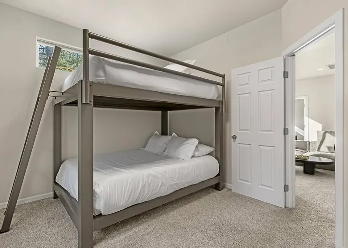 Quiet Luxury Near Dtown, Nau & Snowball *