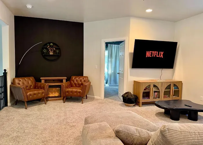 Quiet Luxury Near Dtown, Nau & Snowball *