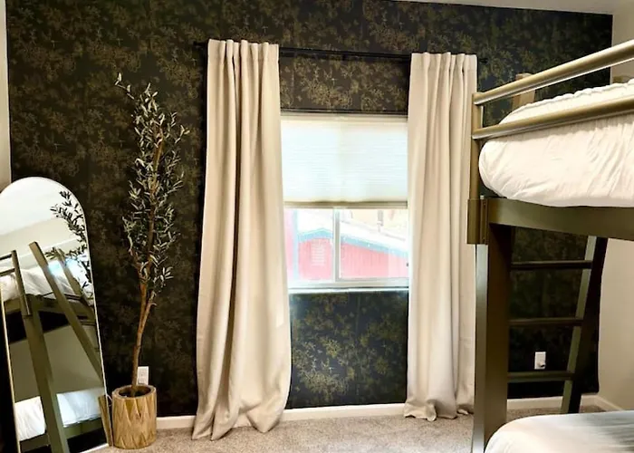 Villa Quiet Luxury Near Dtown, Nau & Snowball *